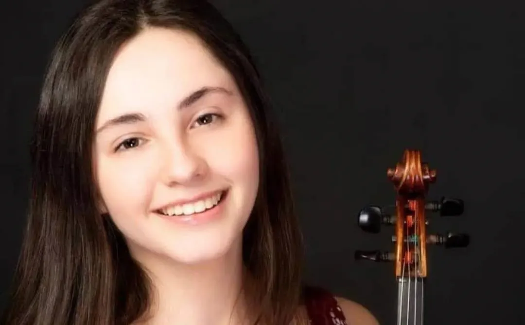 Laurel Springs alumni Julia Jones smiling with her violin